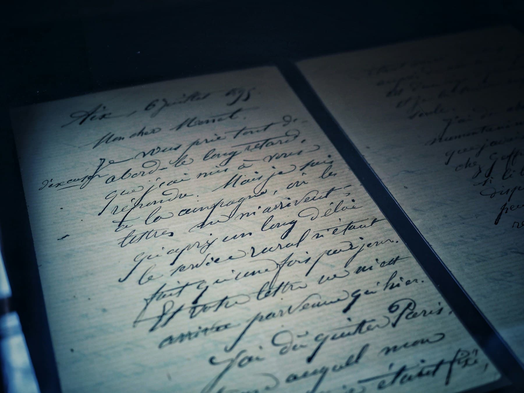 開かれた手書きの手紙に静かな光が当たる写真